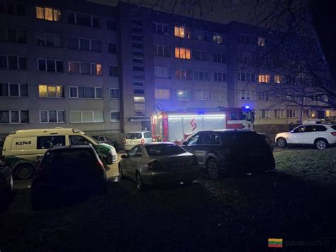 Policijos pareigūnai dirba įvykio vietoje tamsiu paros metu