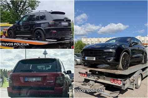 Sugadinti automobiliai po eismo įvykio, policijos fone