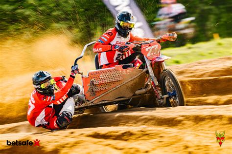 Teminė nuotrauka su Arminu Jasikoniu ant motokroso motociklo lenktynių trasoje