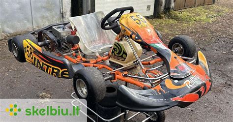 Šiuolaikinis kartingas su vairavimo kolonėle