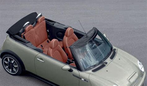 Peugeot 206 kabrioleto nuotrauka, demonstruojanti jo dizainą ir galimybes