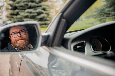 Instruktorius Marius Žvikevičius su mokiniu automobilyje