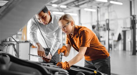 Tematinė nuotrauka, vaizduojanti krovininių automobilių servisą su įranga ir mechanikais