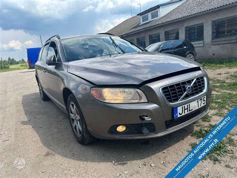 Volvo V70 automobilio salonas su veikiančiu kondicionieriumi