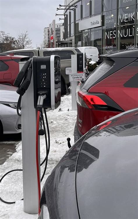 Vaizdinė priemonė: Lentelė su 10 geriausių JAE elektromobilių, jų nuotoliu ir kaina