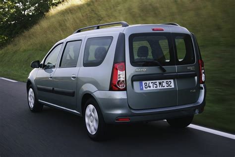 Vaizdas į Dacia Logan MCV automobilio bagažinę su nulenktomis galinėmis sėdynėmis, demonstruojantis didelę erdvę.