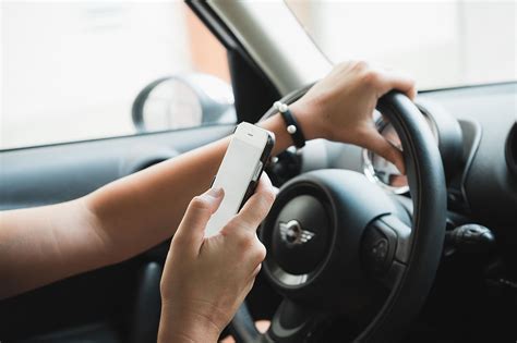 Infografika: statistika apie išmaniųjų telefonų naudojimą vairuojant