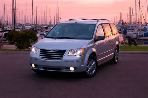 Chrysler Town & Country 2008 važiuojantis keliu