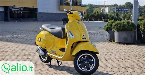 Vespa motoroleris saulėtame mieste