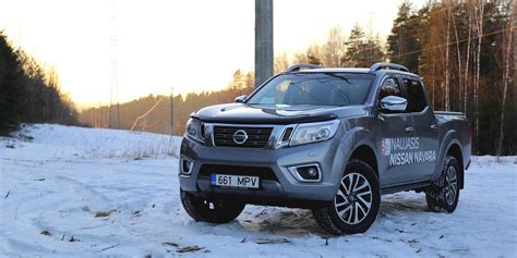 Nuotrauka, vaizduojanti Nissan Navara važiuojantį bekele arba miesto gatvėje