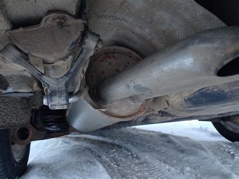 Korozijos pažeista automobilio išmetimo sistemos dalis