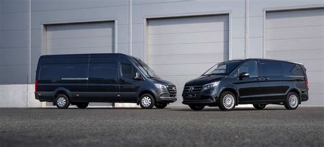 Tematinė nuotrauka: įvairūs komerciniai automobiliai nuomai, išrikiuoti parke