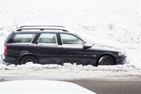 Infografika: žingsniai, kaip ištraukti automobilį iš sniego