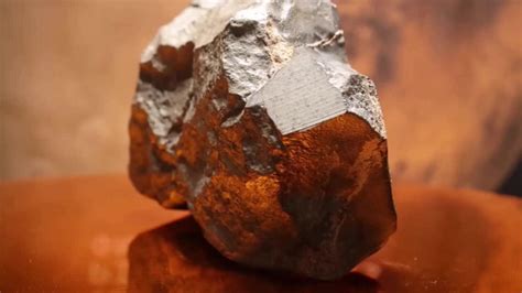 Meteorito smūgio į Marso ledo dangą paliktas „purslas“