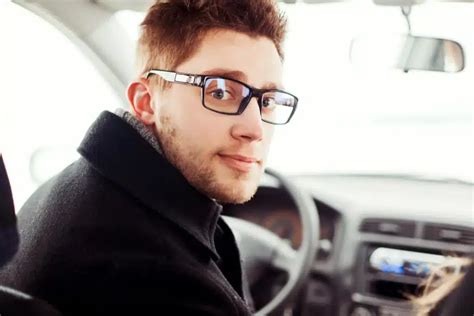 Nuotrauka: vairuotojas su akiniais, mažinančiais akinimą