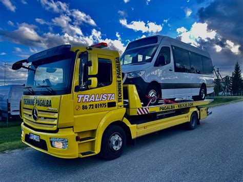 Teminė nuotrauka, vaizduojanti automobilių vežėją (tralo) su kraunamais automobiliais