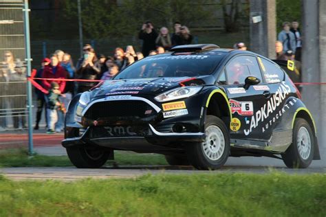 Teminė moterų ralio nuotrauka su automobiliu ir dalyvėmis