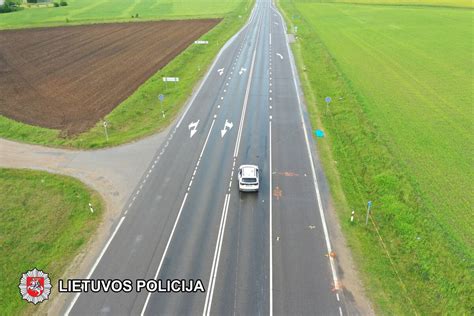 Tematinė nuotrauka: bandomasis automobilio važiavimas kelyje
