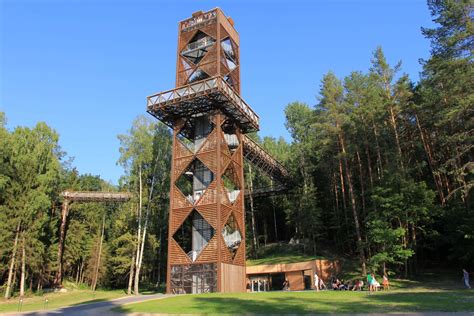 Lajų takas Bachledka virš medžių su apžvalgos bokštu