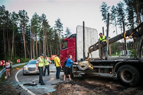 Sunkvežimis ant nuotolinių svėrimo sistemų kelio atkarpoje