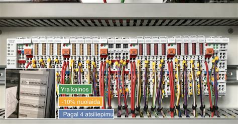 Profesionalus automobilių elektrikas dirbantis su Toyota automobiliu