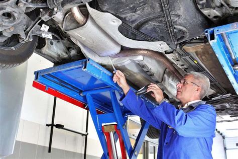 Mechaniko nuotrauka, atliekanti automobilio diagnostiką servise