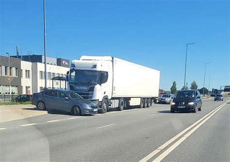 Tematinė nuotrauka: vilkikas tempiantis sugedusį automobilį kelyje saulėlydžio metu