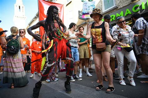 Penkios moterų figūros paveiksle 