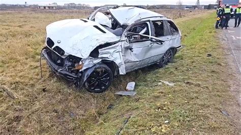 Nuotrauka iš eismo įvykio vietos, rodanti sumaitotą „Volvo“ automobilį ir iškritusį variklį