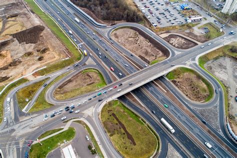 Eismo įvykio vietos nuotrauka iš viršaus, rodanti tiesų kelio ruožą ir avarijos pasekmes