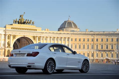 BMW 7 serijos sedano nuotrauka, pabrėžianti prabangų interjerą