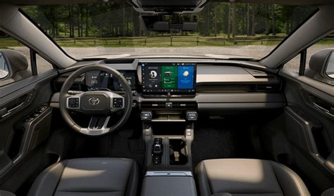 Toyota RAV4 eksterjero dizainas - dinamiškos linijos ir tvirtas visureigio stilius