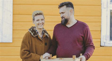 Krovėjai neša baldus iš buto