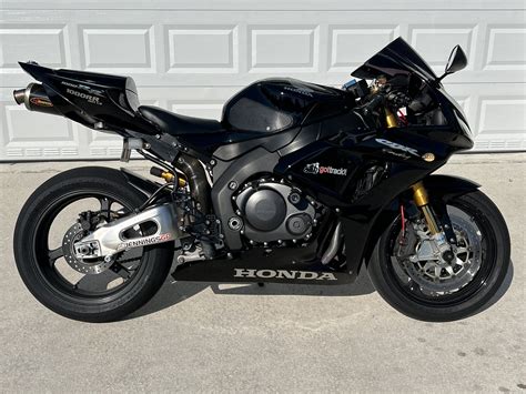 Nuotrauka: Honda CBR1000RR 2006 juodos spalvos