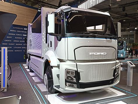 Ford Trucks sunkvežimis kelyje, rodantis patikimumą ir efektyvumą