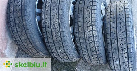 Estetiškas automobilis su juodais lietais ratlankiais