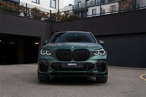 Detalė: automobilio stogas, aptrauktas blizgia juoda plėvele