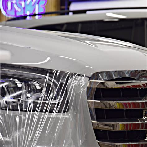 Skaidri apsauginė PPF plėvelė ant automobilio kėbulo, iliustruojanti apsaugą nuo įbrėžimų