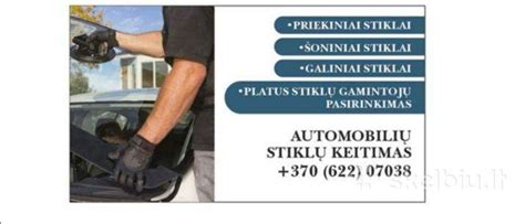 Profesionalus automobilių apipavidalinimo centras su darbuotojais klijuojančiais plėvelę