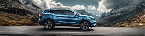 Nissan Qashqai J10 iliustracija su kėbulo linijomis ir interjero apžvalga