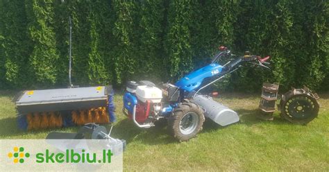 Motoblokas dirbantis lauke