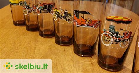 Humoristinė iliustracija su senoviniu rusišku automobiliu