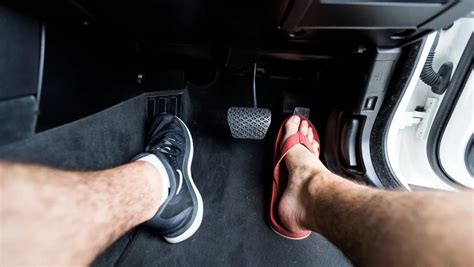 Vairuotojas su netinkama avalyne sunkiai spaudžia automobilio pedalus