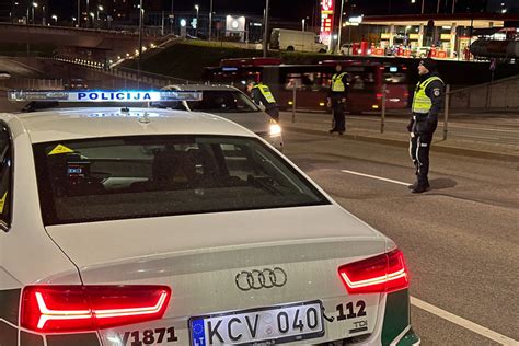 Vairuotoja su aukštakulniais prie automobilio pedalų
