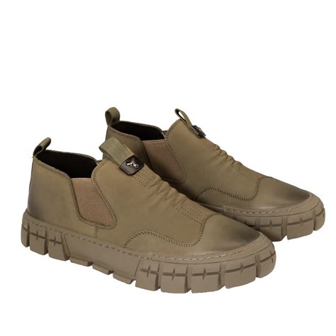 Pavyzdys tinkamos vairavimo avalynės (moccasin stiliaus batai)