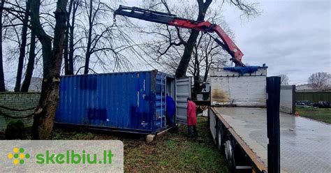 nuotrauka: sunkvežimis su konteinerių užtempimo platforma