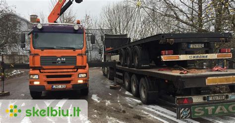 nuotrauka: statybininkas, konsultuojantis su techniku prie sunkvežimio