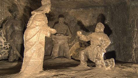 Interjeras Veličkos druskų kasykloje, iliustruojantis druskos skulptūras.