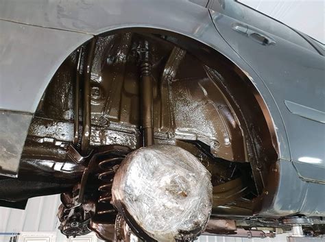 Nuotrauka, vaizduojanti automobilio dugną su SUVO antikorozine danga.