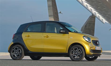 Kompaktiški automobiliai Smart Fortwo ir Smart Forfour greta, rodomi matmenų skirtumai